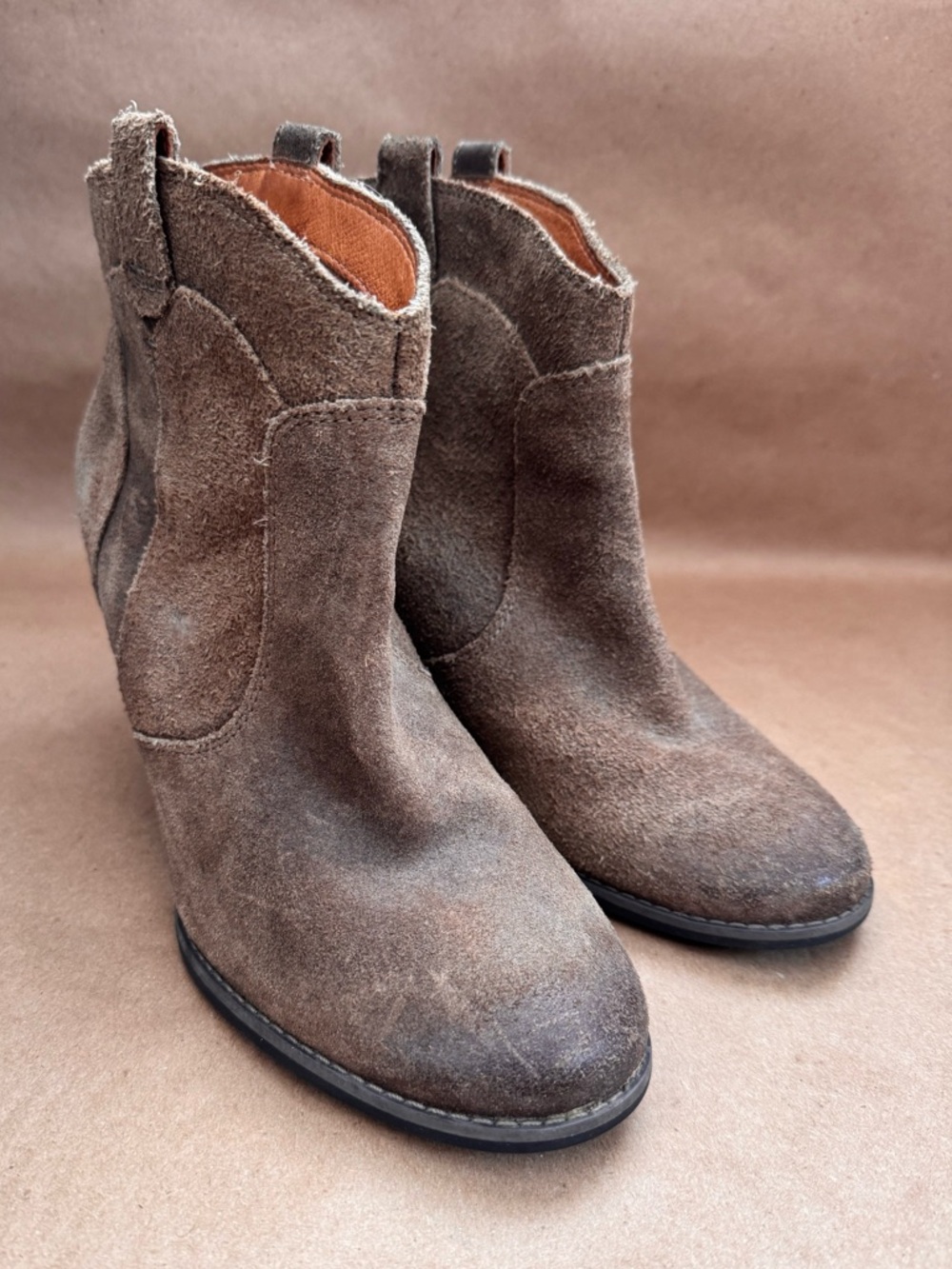 Clark’s Indigo Heath Harrier Tan Suede Western Pull On Ankle 3” Heel Boots. 8